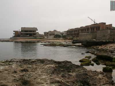 Siamo in zona Cozzetto, all�ingresso del centro di Mola venendo da nord. Imboccato viale Pesce, per raggiungere le villette � necessario dirigersi verso la costa attraverso via Ugo la Malfa
